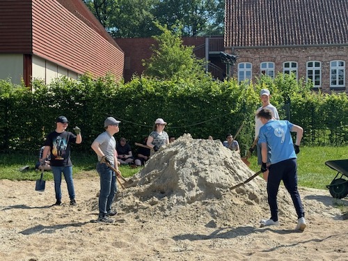 Schüler der Erlenschule schaufeln Sand